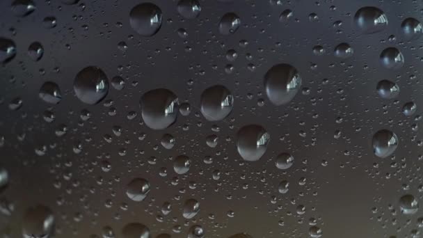 Air hujan turun Jatuh Pada Jendela Kaca, Hujan Tetes Pada Jendela Kaca, tembakan Makro — Stok Video