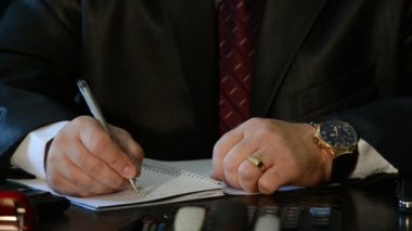 İş adamlarının elleri klavye bilgisayarında internet kullanmak, veri aramak, çalışmak, e-posta yazmak için daktilo kullanıyor.