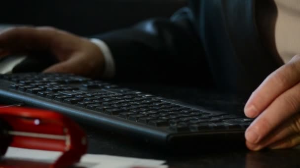 Primer plano de la gente de negocios manos escribiendo en el escritorio de la computadora del teclado para usar Internet, buscar datos, trabajar, escribir correo electrónico. — Vídeos de Stock