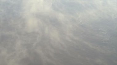 Atmosferik duman sis etkisi. Belirsiz bir geçmişi var. Soyut duman bulutu. Siyah arkaplanda yavaş çekimde sigara iç.