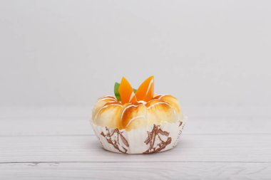 Seçici odak, kekin kapağını kapat. Tahta masa üzerinde meyve parçaları ve metin için yer var.