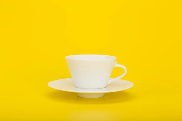 Taza de café blanco sobre fondo amarillo con espacio para texto —  Fotos de Stock