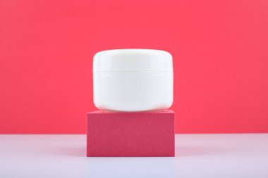 Beyaz parlak kavanozu krema, merhem ya da saç ya da yüz maskesi ile kapayın.