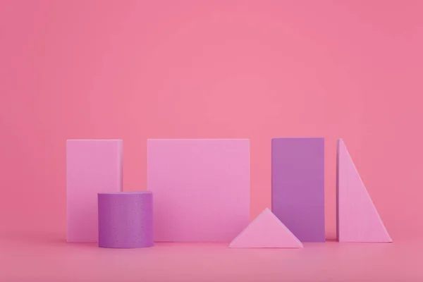 Composição geométrica abstrata com figuras geométricas rosa e roxa sobre fundo rosa brilhante com espaço de cópia — Fotografia de Stock