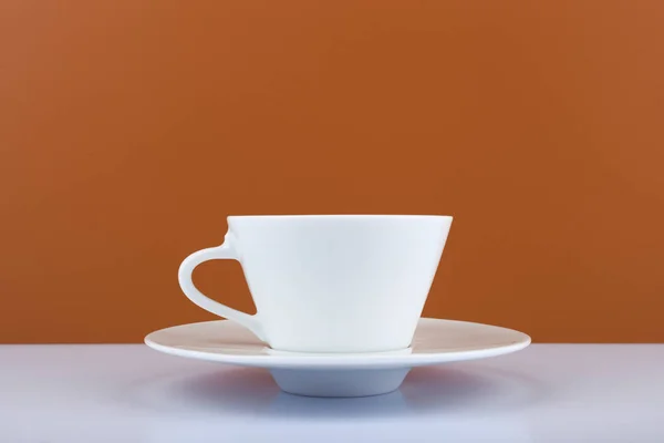 하얀 탁자 위에 있는 반질반질 한 커피 컵 과 복사 공간 이 있는 갈색 배경 — 스톡 사진