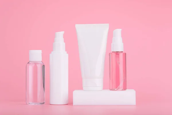 Kosmetikset für die Hautpflege vor leuchtend rosa Hintergrund. Konzept der täglichen Hautpflege und Schönheitsprodukte — Stockfoto