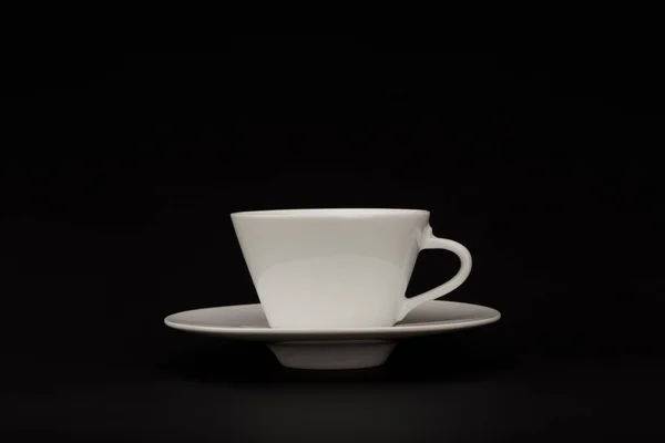 Taza de café de cerámica blanca contra fondo negro con espacio de copia — Foto de Stock