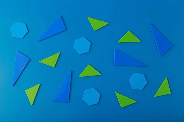 Плоский лежав з синьо-зеленими геометричними фігурами на синьому фоні. Шаблон рекламного банера — стокове фото