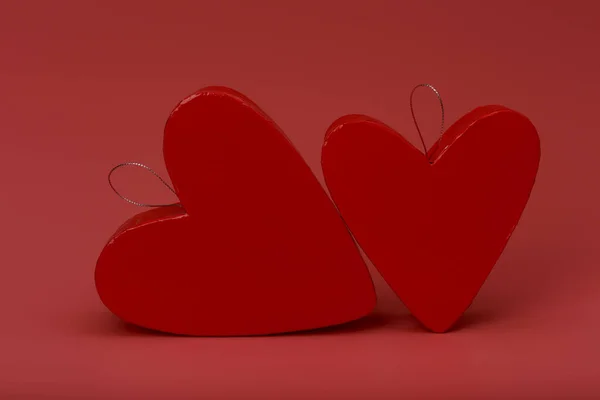 Dos cajas de regalo rojas en forma de corazón sobre fondo rosa oscuro. Concepto de San Valentín y regalos — Foto de Stock