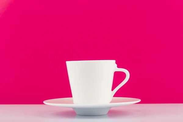 Taza de café de cerámica blanca con platillo sobre fondo rosa con espacio de copia —  Fotos de Stock