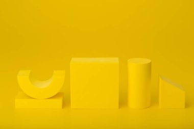 Kopya alanı olan sarı geometrik arkaplan. Soyut monokromatik bileşim.