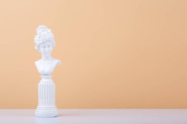 Beyaz alçı taşı beyaz masa üzerinde bej arkaplan ve kopyalama alanı