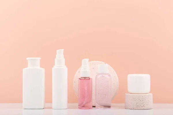 Set von Hautpflegeflaschen mit Kosmetikprodukten für Hautpflege und Schönheit vor hellem Hintergrund mit Kopierraum — Stockfoto