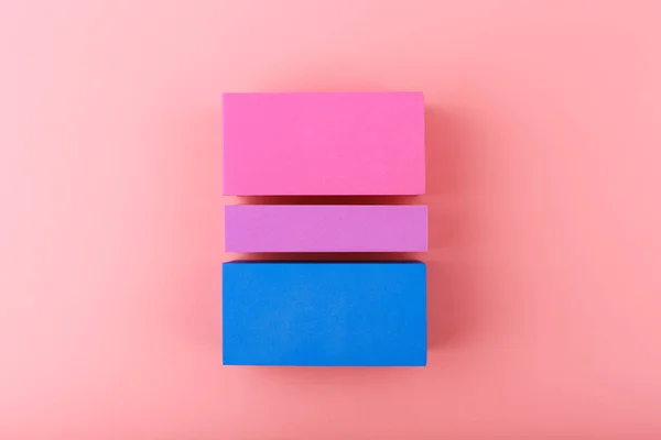 Bandera de orgullo bisexual hecha de bloques sobre fondo rosa brillante — Foto de Stock