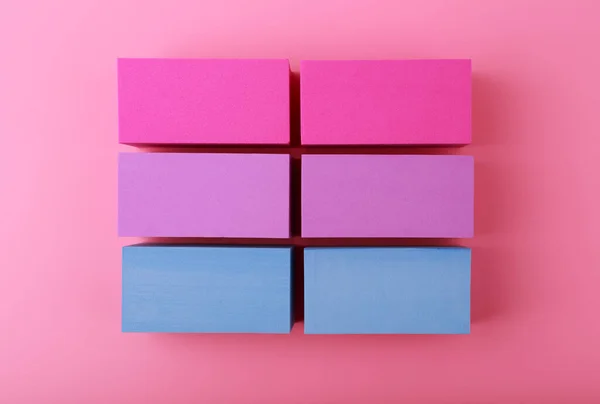 Bandera de orgullo bisexual hecha de bloques de colores sobre fondo rosa — Foto de Stock