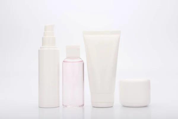 Kosmetikprodukte für die tägliche Hautpflege isoliert auf weißem Hintergrund — Stockfoto