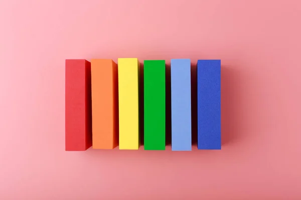 Pembe zemin üzerinde dikdörtgen geometrik şekillerden yapılmış Lgbt gökkuşağı bayrağı