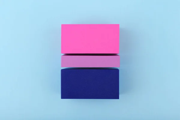 Bandera de orgullo bisexual hecha de bloques de colores sobre fondo azul claro — Foto de Stock