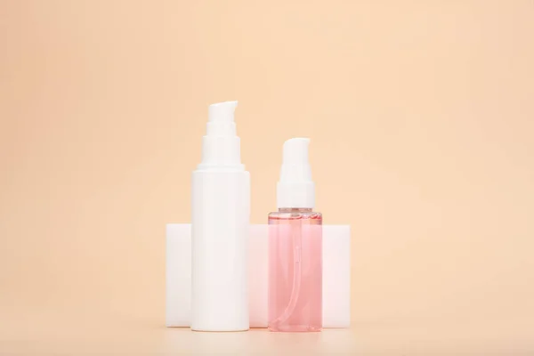 Kosmetik-Set mit Gesichtscreme und Reinigungsschaum in transparenter Flasche auf beigem Hintergrund — Stockfoto
