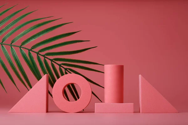 Fundo abstrato na moda com figuras geométricas rosa contra fundo rosa com folha de palma — Fotografia de Stock