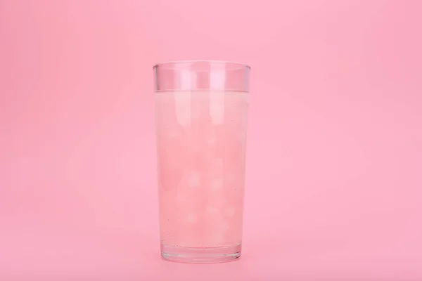 Composition estivale minimale créative avec boisson rose sur fond rose vif — Photo