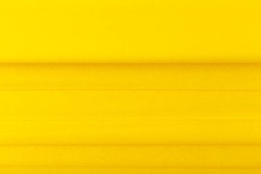 Yatay çizgileri ve kopyalama alanı olan parlak sarı soyut bir arkaplan. Moda desenli renkli arka plan. Web sitesi veya reklam afişi için modern şablon kavramı 