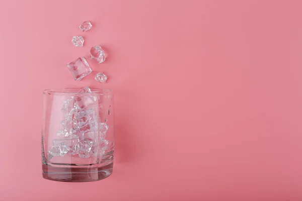 Креативна Квартира Лежала Порожнім Прозорим Склом Розлитим Кубиком Льоду Рожевому — стокове фото