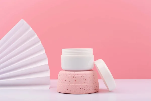 Branco Abriu Frasco Cosmético Pódio Gesso Rosa Contra Fundo Rosa — Fotografia de Stock