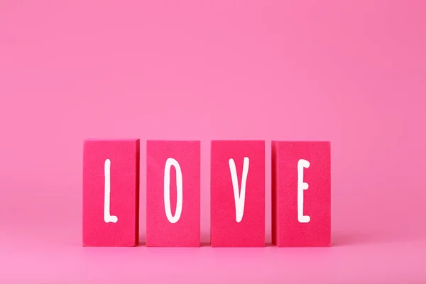 Palabra Amor Escrita Bloques Juguete Rosa Sobre Fondo Rosa Con — Foto de Stock