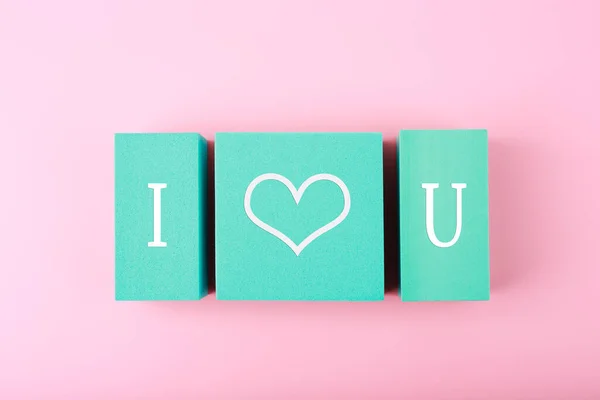 Te amo concepto creativo minimalista en colores rosa y azul — Foto de Stock