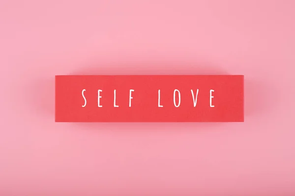 Self love concetto creativo minimale in colori rosa contro sfondo rosa con spazio copia — Foto Stock