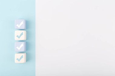 Fotokopi alanı olan beyaz arkaplan üzerinde dört kontrol işareti. Sorgulama, kontrol listesi, liste, planlama, iş ve doğrulama kavramı. Açık pastel renklerde yaratıcı bileşim