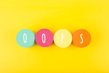 Sarı arka planda renkli yuvarlak geometrik yazılar var. Moda en az duygu ifadesi veya heyecan konsepti