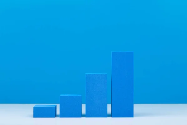 Zakelijk Concept Blauwe Prestatieschema Met Stijgende Dynamiek Tegen Blauwe Achtergrond — Stockfoto