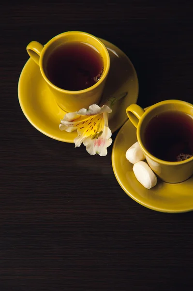 Sarı çiçek ve şeker ile çay bardak