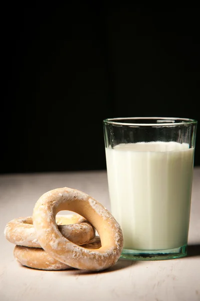 Pişmiş simit ve bir bardak süt