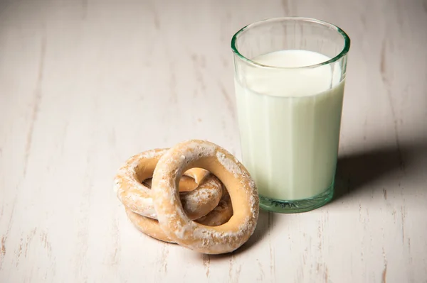 Pişmiş simit ve bir bardak süt