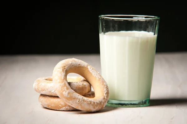 Covrigi coapte și un pahar de lapte — Fotografie, imagine de stoc