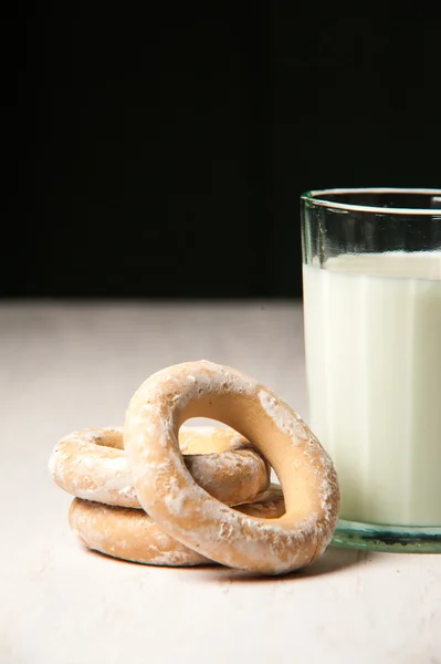 Pişmiş simit ve bir bardak süt