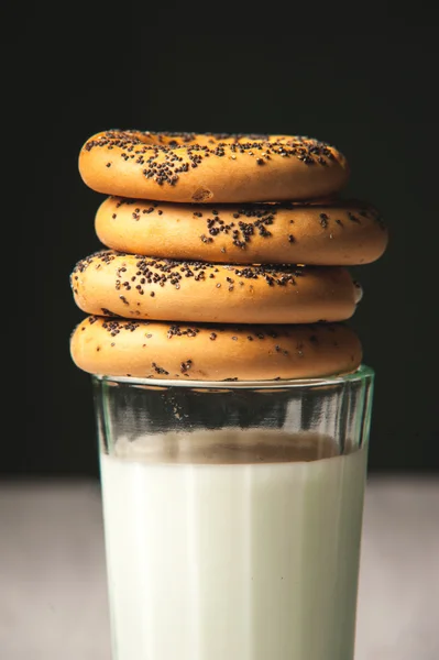 Pişmiş simit ve bir bardak süt