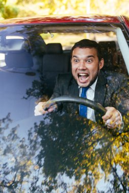 Arabada şok sürücü