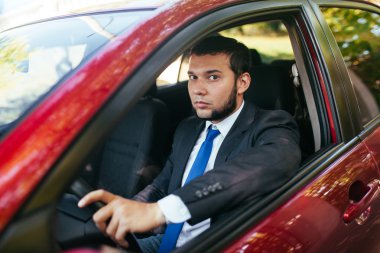 Araba süren yakışıklı genç adam.. 