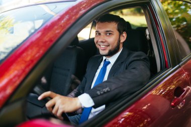 Araba süren yakışıklı genç adam.. 