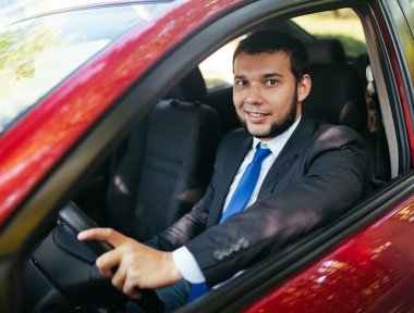 Araba süren yakışıklı genç adam.. 