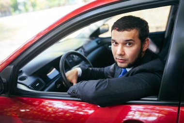 Araba süren yakışıklı genç adam.. 