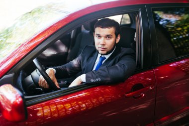 Araba süren yakışıklı genç adam.. 