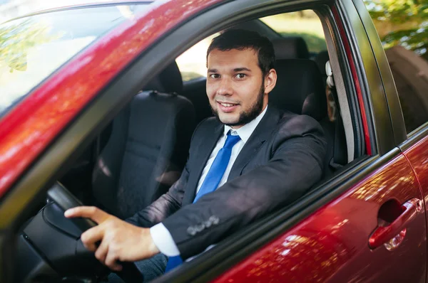 Araba süren yakışıklı genç adam.. 