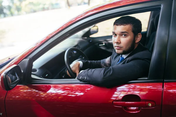 Araba süren yakışıklı genç adam.. 