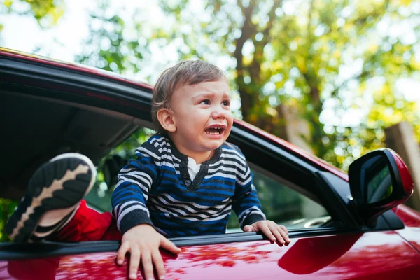 Weinender Junge Auto — Stockfoto