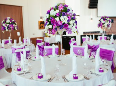 Düğün için hazırlanmış bir masa ya da başka bir akşam yemeği.. 